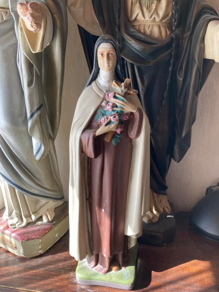 Beeldje van moeder Theresa met kruis en bloemen, Ophalen of Verzenden
