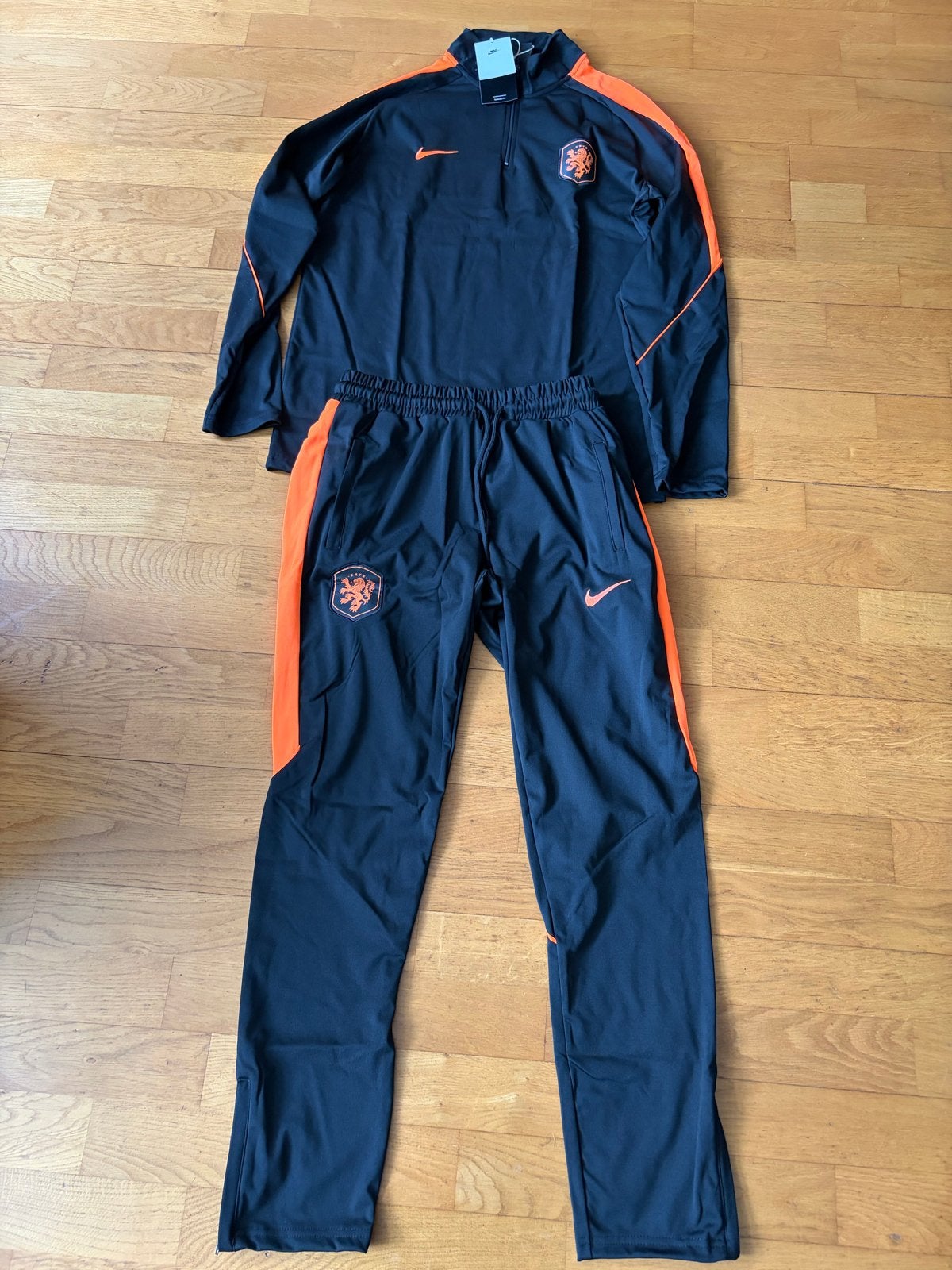 Nike KNVB Trainingspak Oranje - Nieuw met kaartjes, Maat 48/50 (M), Zwart, Nieuw, Ophalen of Verzenden