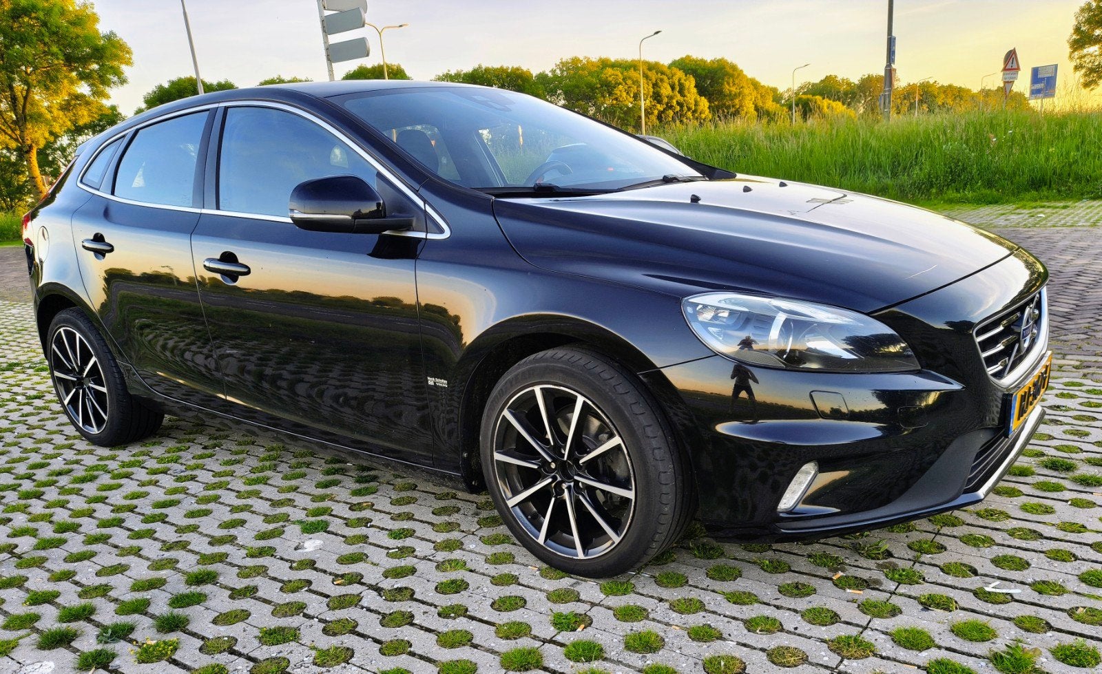 Volvo V40 2.0 D2 120PK 2015 Zwart, Voorwielaandrijving, 4 cilinders, 1969 cc, Zwart