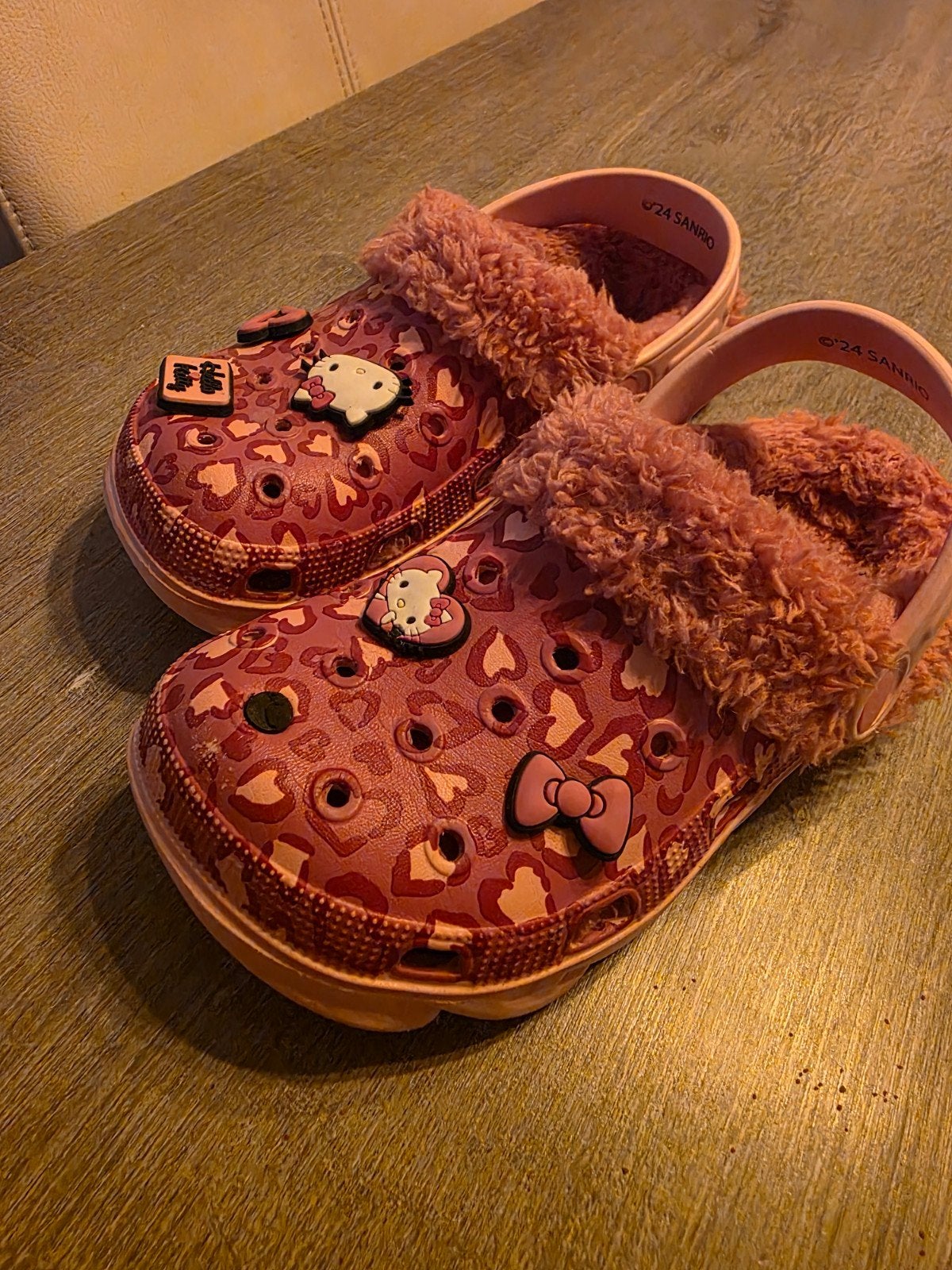 Roze Hello Kitty Crocs met bontvoering voor kinderen maat 29, Kinderen en Baby's, Kinderkleding | Schoenen en Sokken, Gebruikt