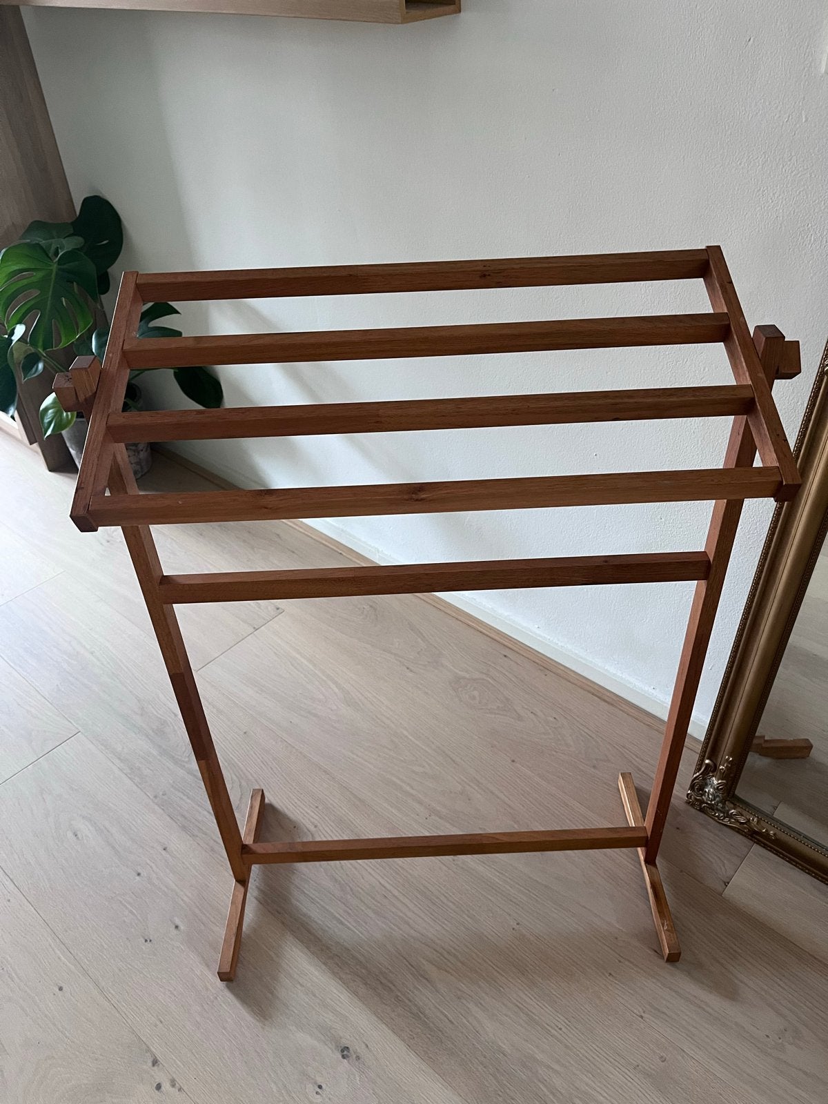 Handoekrek staand noten hout, Ophalen, 25 tot 50 cm, (Half)hoge kast