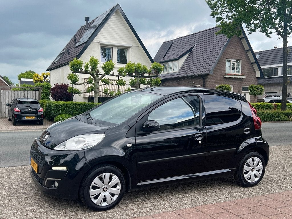 Toyota Aygo 1.0-12V Aspiration Red Navigator NL-AUTO-NAP, Auto's, Voorwielaandrijving, Euro 5, Gebruikt, Zwart