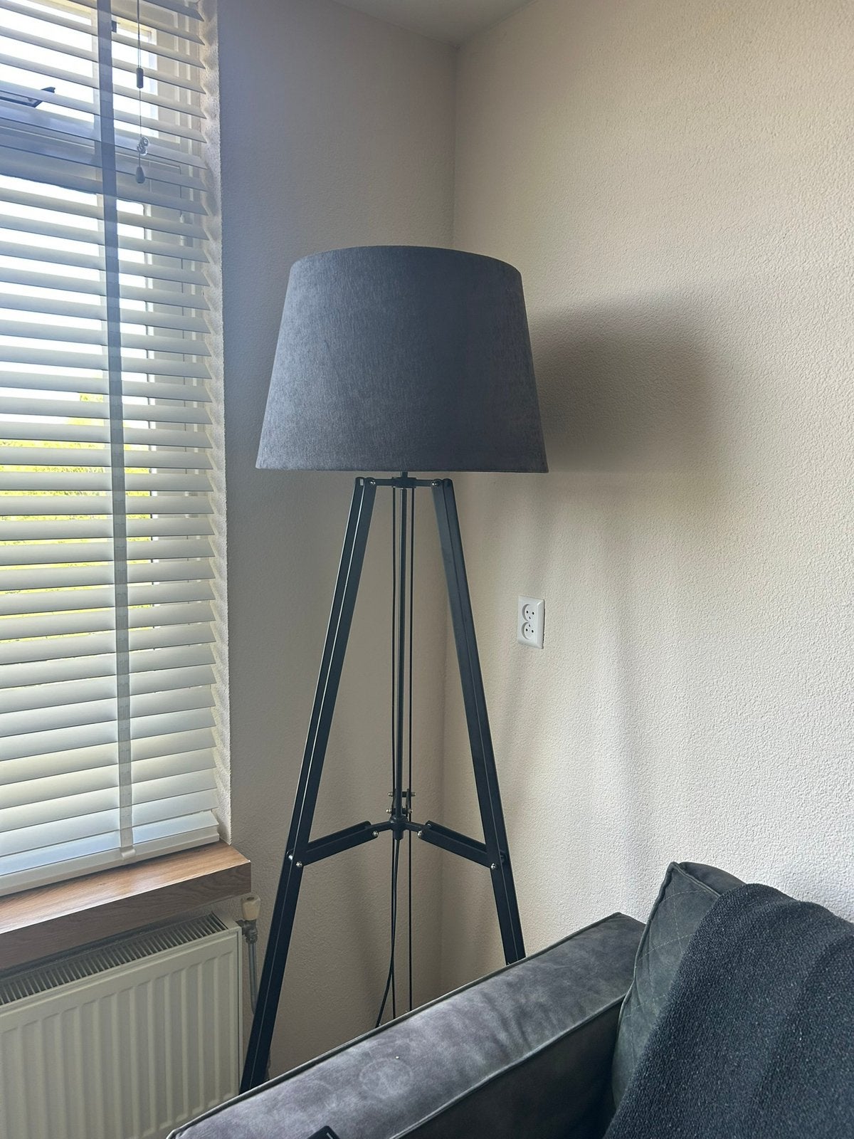 Tripod. Zwarte vloerlamp. Lamp. Industrieel. Grotr lamp, Ophalen, Zo goed als nieuw