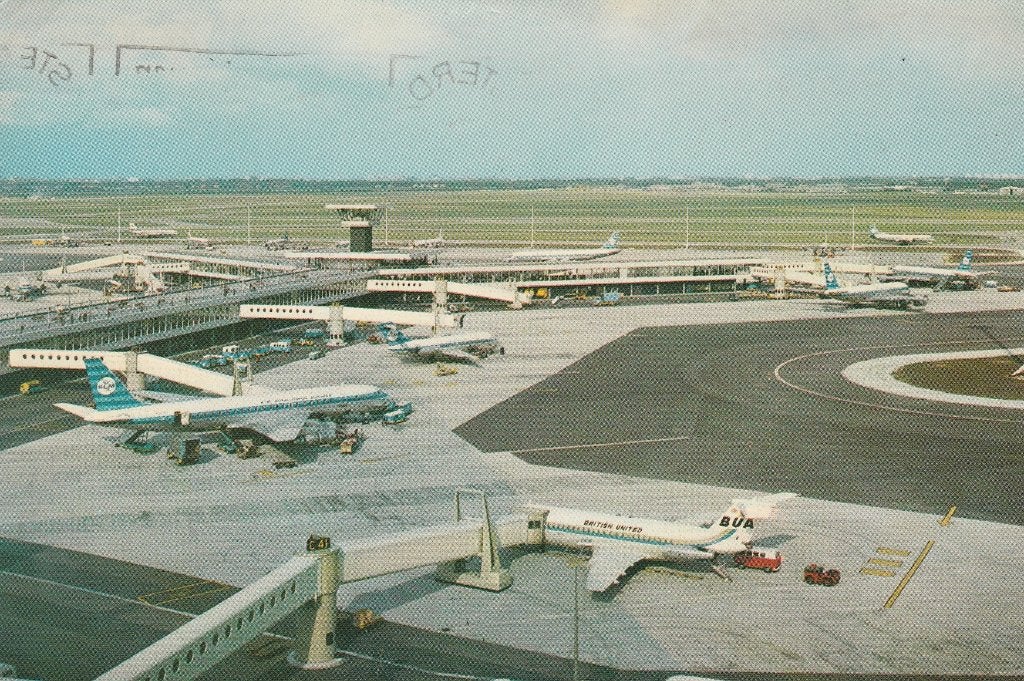 Schiphol, Verzamelen, Ansichtkaarten | Nederland, Ophalen of Verzenden, 1940 tot 1960, Gelopen, Noord-Holland