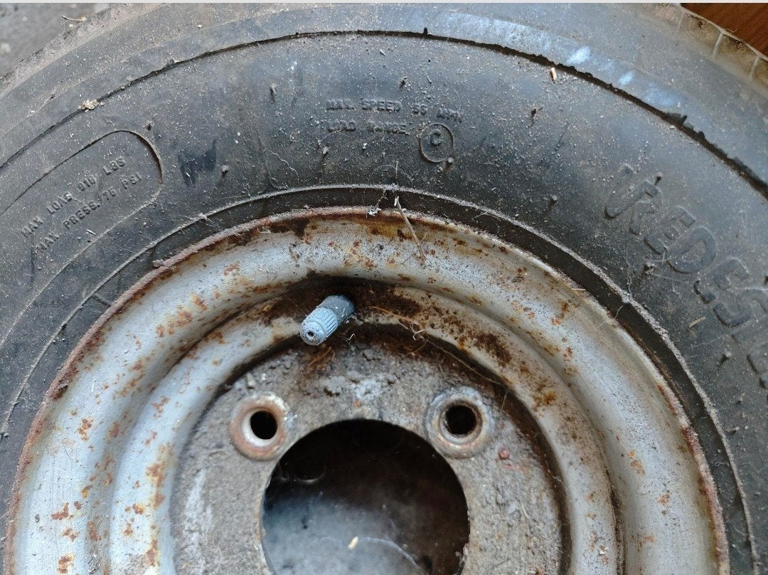 2 Trailerbanden velgen met bijna versleten banden.Vredestein, Ophalen