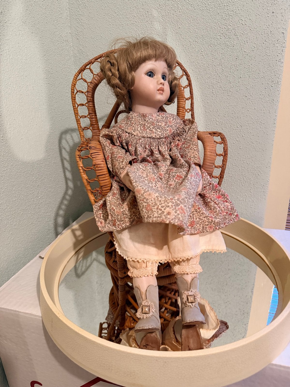 Holly hobby Porseleinen Pop in Rotan Stoel - Vintage, Verzamelen, Ophalen of Verzenden, Zo goed als nieuw, Pop