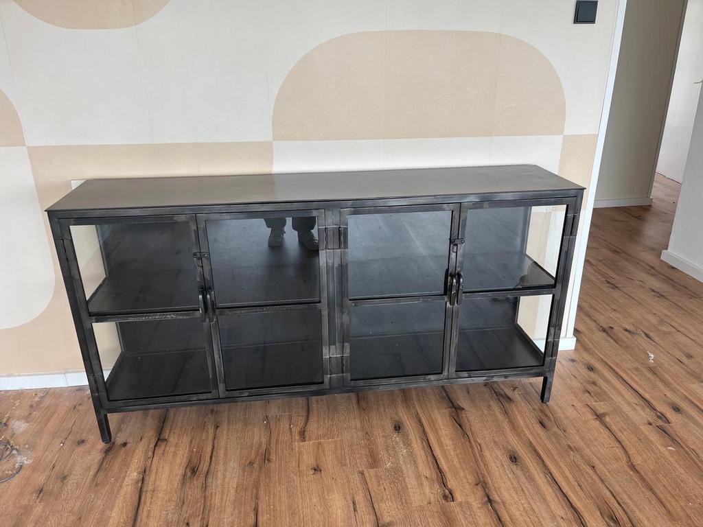 Industrieel metalen dressoir met glazen deuren, Huis en Inrichting, Kasten | Dressoirs, Ophalen, 150 tot 200 cm, Zo goed als nieuw