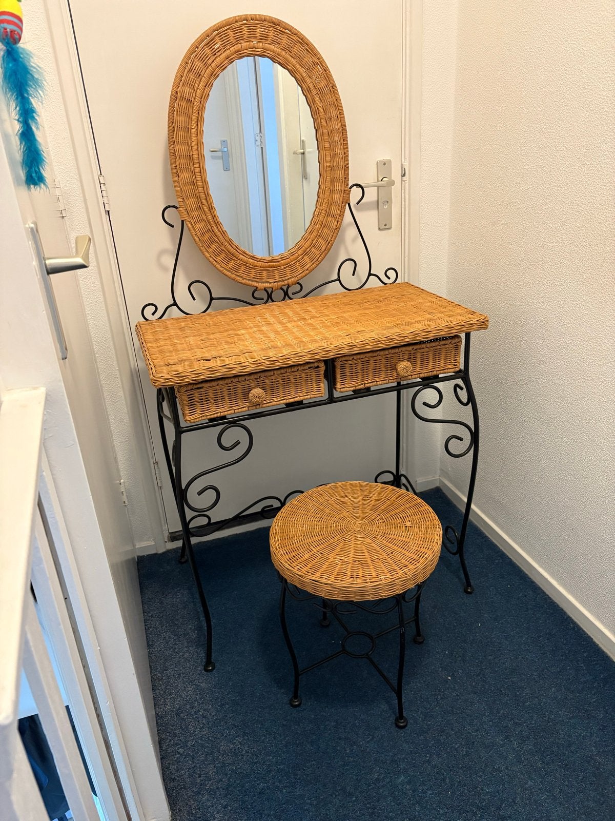 Rotan kaptafel met spiegel en krukje, Ophalen, Overige materialen, Gebruikt, 100 tot 150 cm
