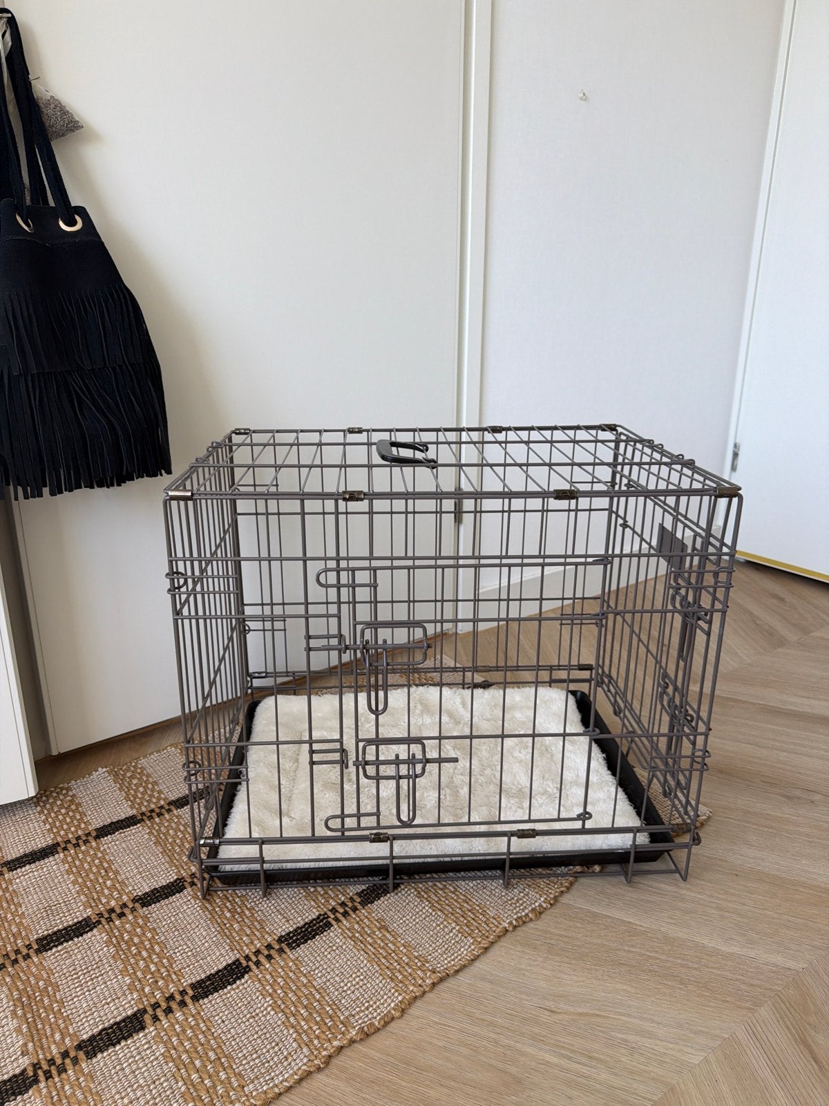 Taupe kleurige honden bench, Ophalen, Zo goed als nieuw