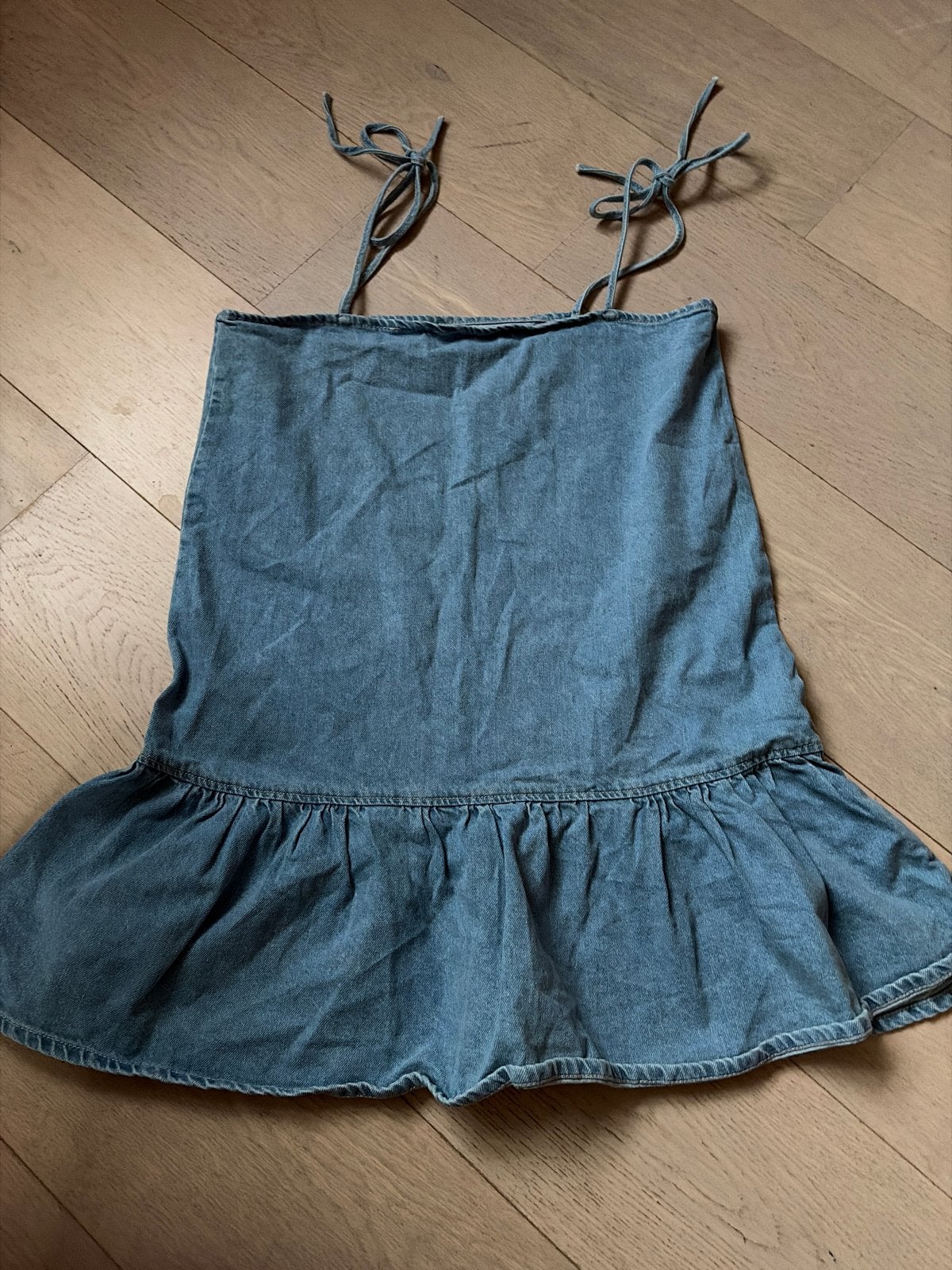Bershka lichte denim jurkje met ruches en strikbandjes, Kleding | Dames, Jurken, Blauw, Ophalen of Verzenden, Zo goed als nieuw