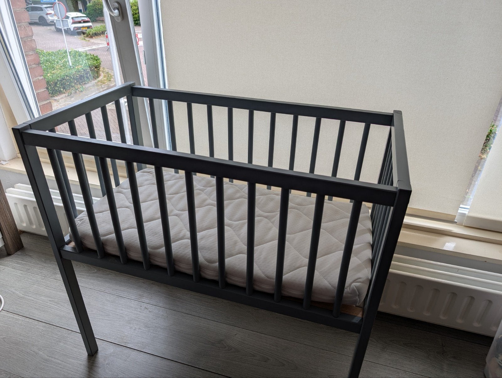 Stijlvol grijs wiegje met matras, Ophalen, Zo goed als nieuw, Ledikant