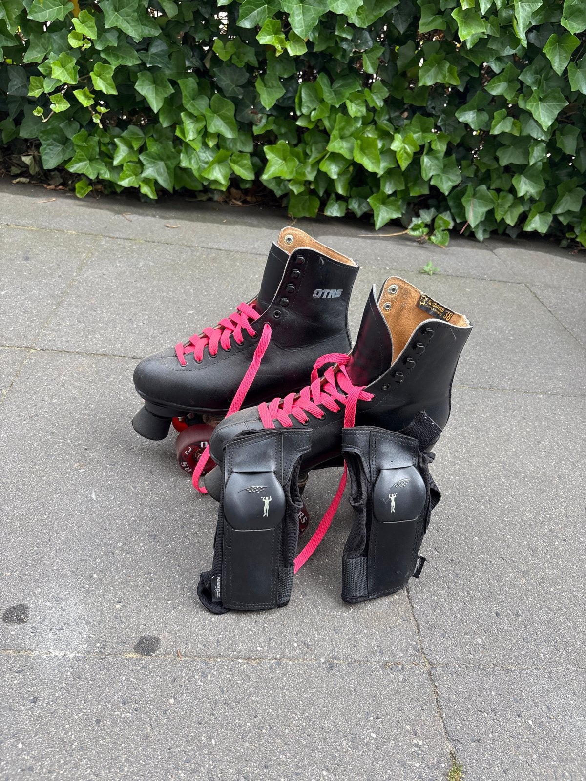 Zwarte OTRS rolschaatsen met roze veters en beschermers, Ophalen of Verzenden, Gebruikt, Dames