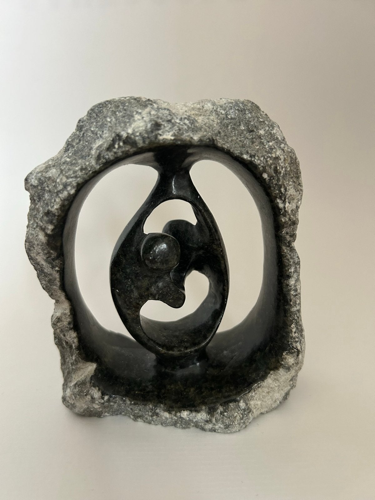 Origineel Shona-beeld van Regis Mazarura - Familie/Verbonden, Overige onderwerpen, Minder dan 20 cm, Ophalen of Verzenden, Handgemaakt