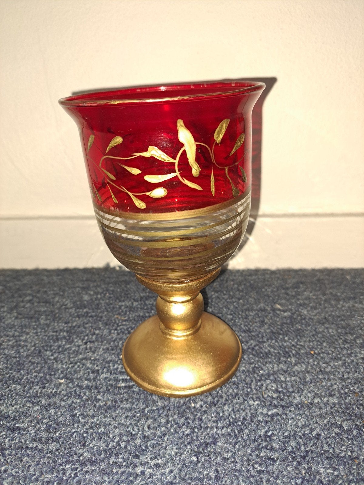 Decoratieve rode glazen vaas met gouden details, Ophalen of Verzenden