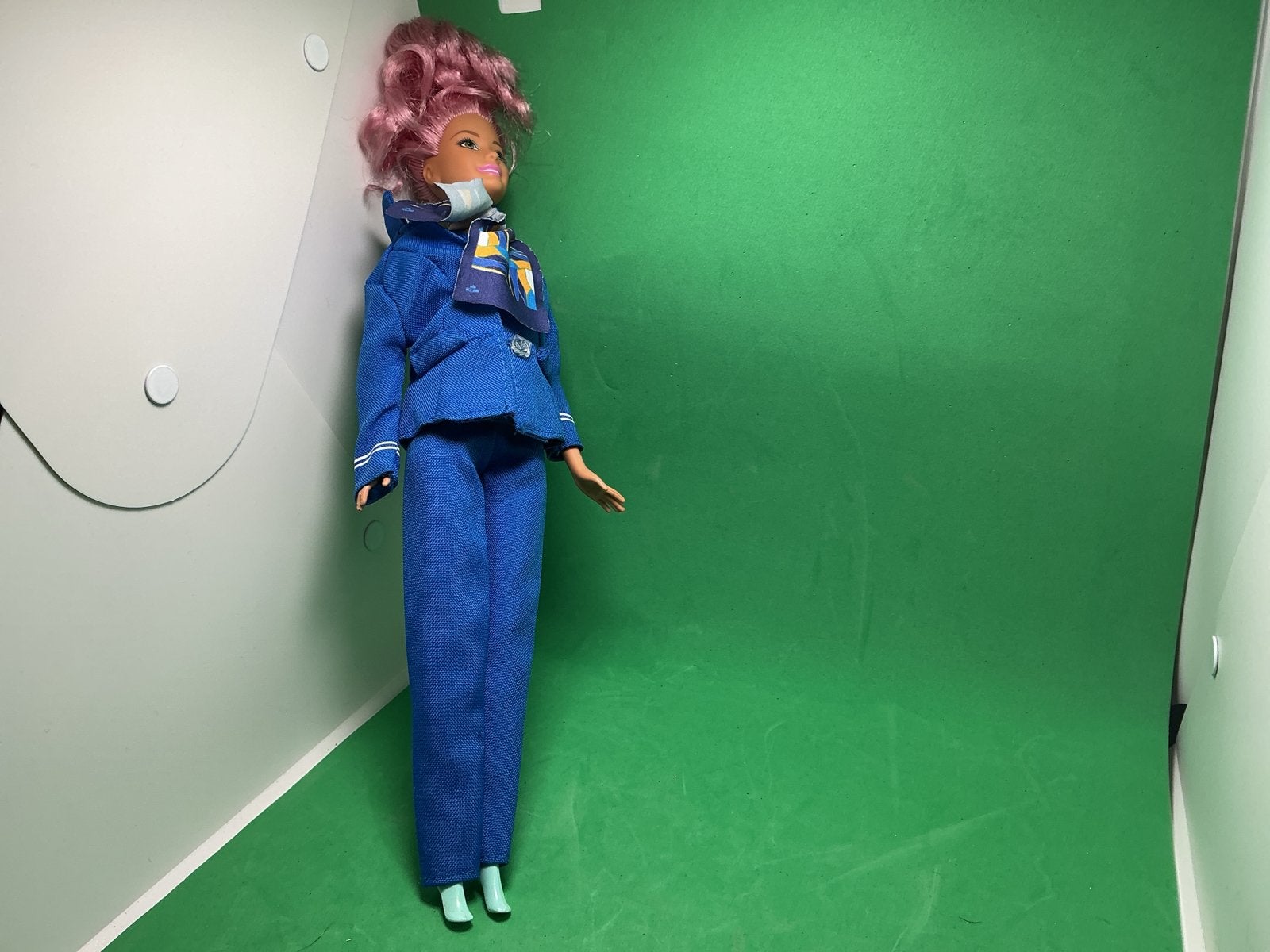 Vintage Barbie pop met roze haar en KLM blauw uniform, Ophalen of Verzenden, Gebruikt, Barbie