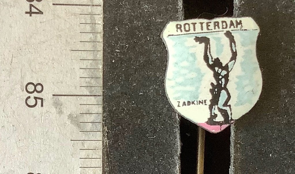 speld, Rotterdam, monument Zadkine (RB, Verzamelen, Speldjes, Pins en Buttons, Ophalen of Verzenden, Gebruikt, Stad of Land, Speldje of Pin