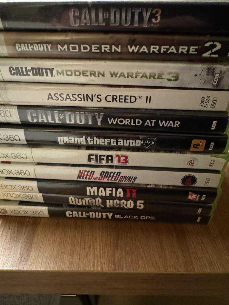 Xbox 360 games met gitaar en 4 controllers, Muziek, Eén computer, Ophalen of Verzenden, Zo goed als nieuw