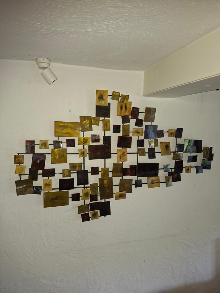 Kunstwerk van ijzeren plaatjes, Ophalen