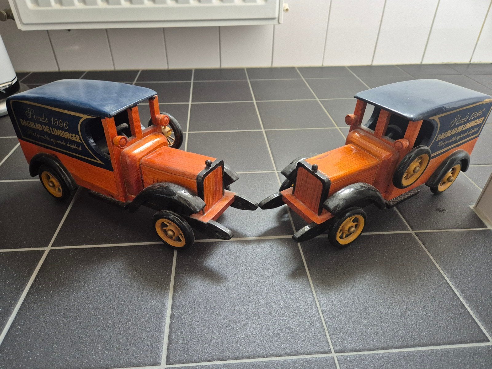 2 houten vintage auto's van dagblad de limburger, Antiek en Kunst, Kunst | Beelden en Houtsnijwerken, Ophalen