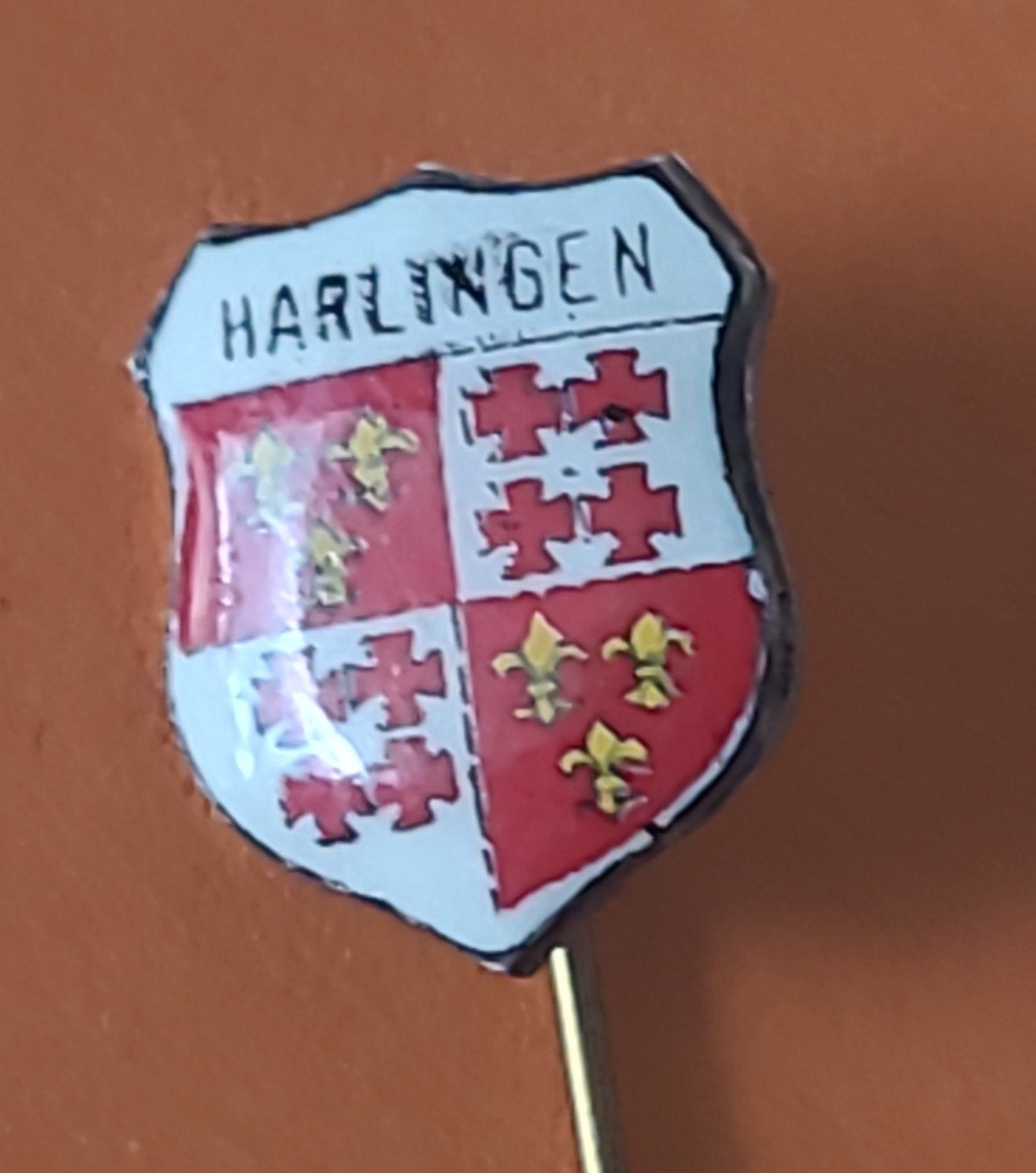 Emaille Speldje Harlingen Wapen Schildje, Verzamelen, Speldjes, Pins en Buttons, Verzenden, Gebruikt, Stad of Land, Speldje of Pin