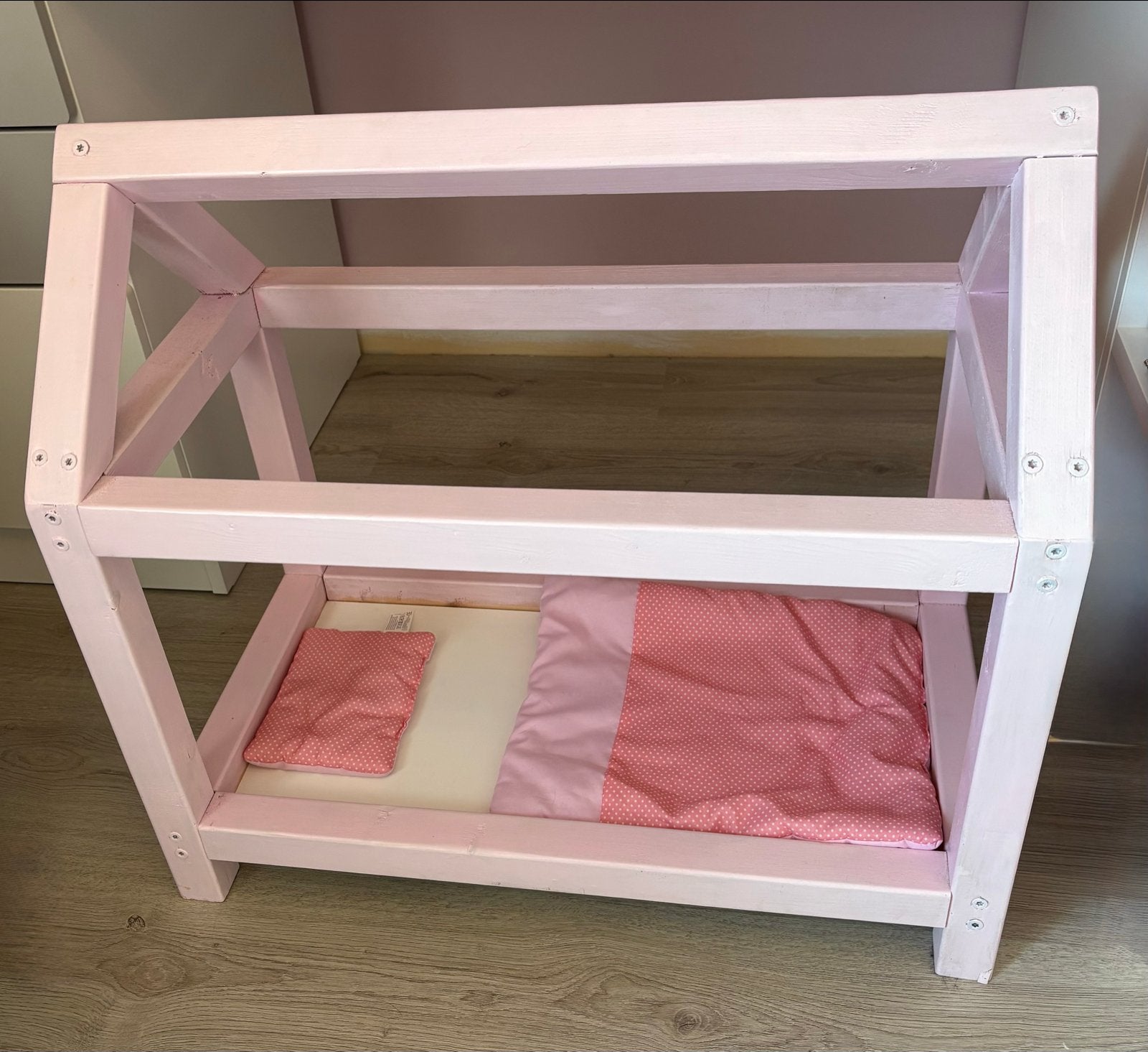 Roze houten poppenbedje poppen bed knuffel bed, Ophalen, Zo goed als nieuw, Poppenhuis
