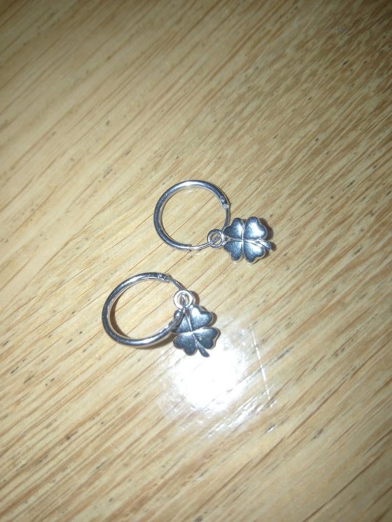 Zilveren oorringetjes met klavertje vier, Ophalen of Verzenden, Zo goed als nieuw, Zilver, Oor- of Traguspiercing