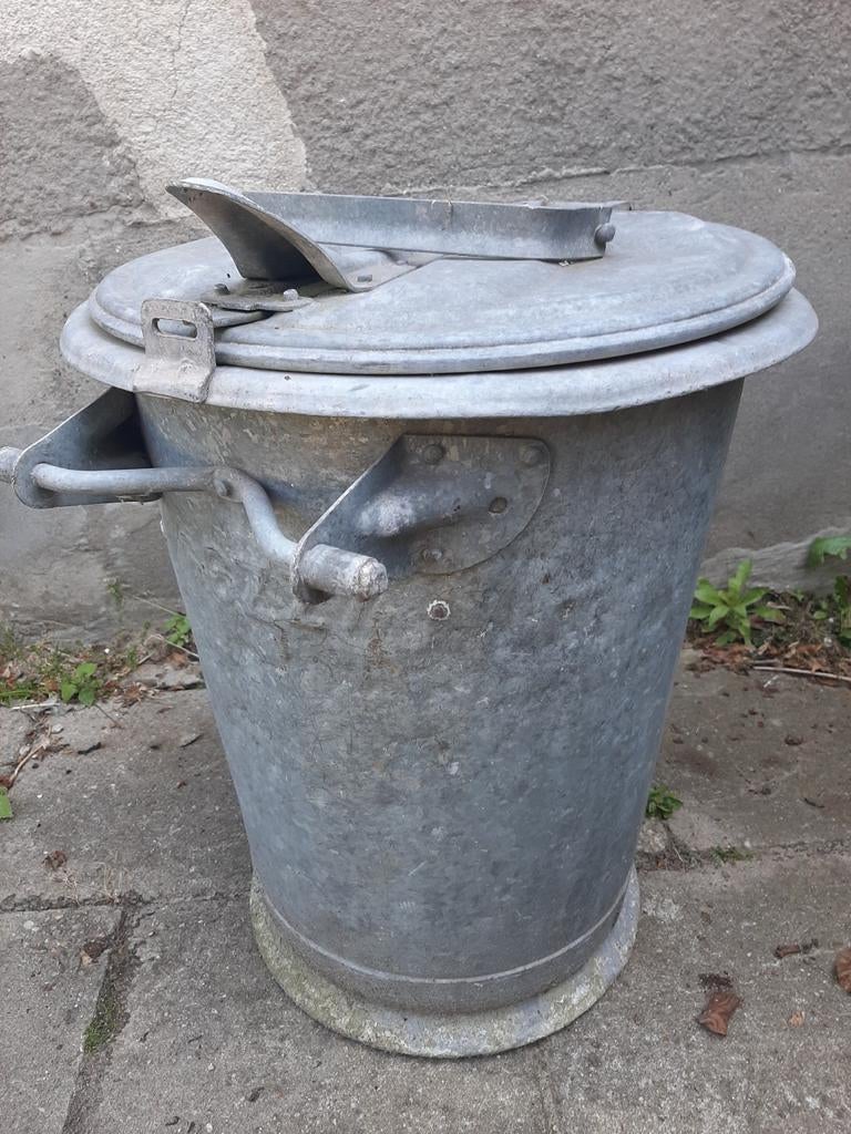 Oude zinken vuilnisbak /  Antwerpen, 40 liter of meer, Ophalen, Minder dan 50 cm