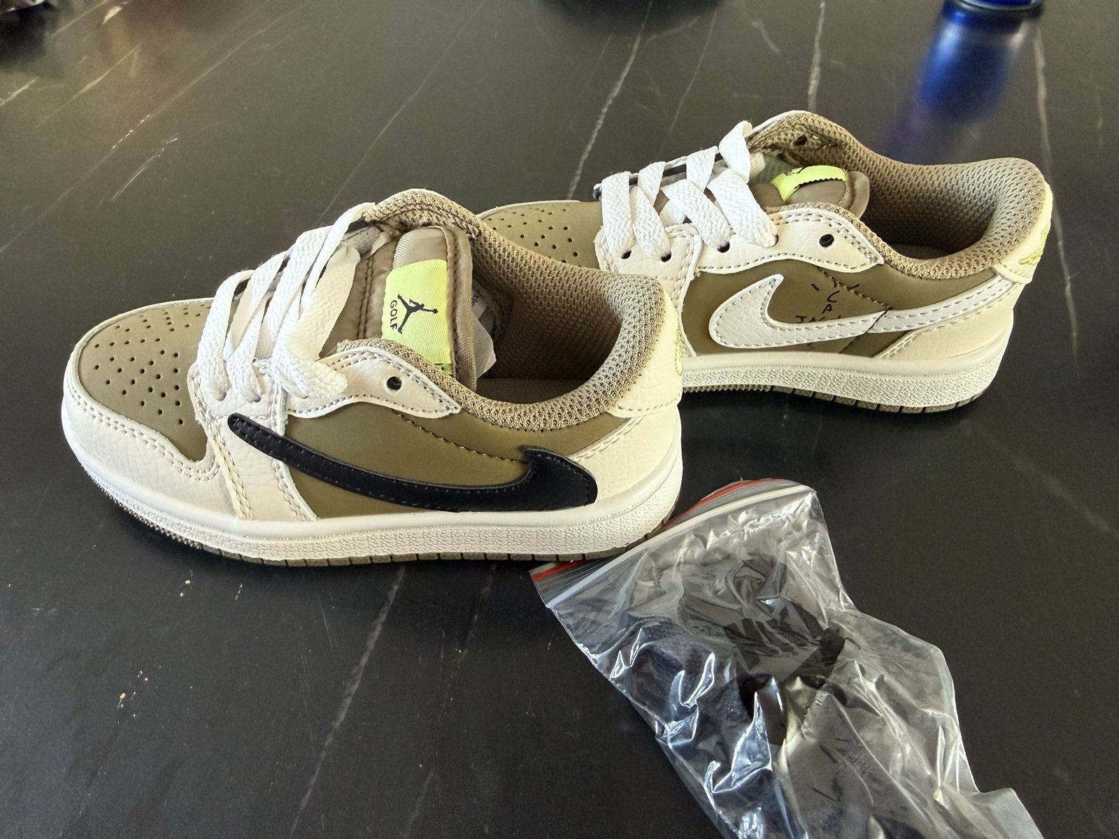 Jordan 1 Low Golf Travis Scott Olive - Maat 26, Kinderen en Baby's, Ophalen of Verzenden, Nieuw, Jongen of Meisje, Schoenen