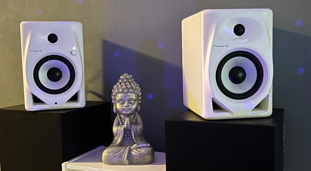 Pioneer DJ DM-50D-W desktopmonitoren in de kleur wit. €175,-, Overige typen, Zo goed als nieuw, Minder dan 60 watt, Ophalen