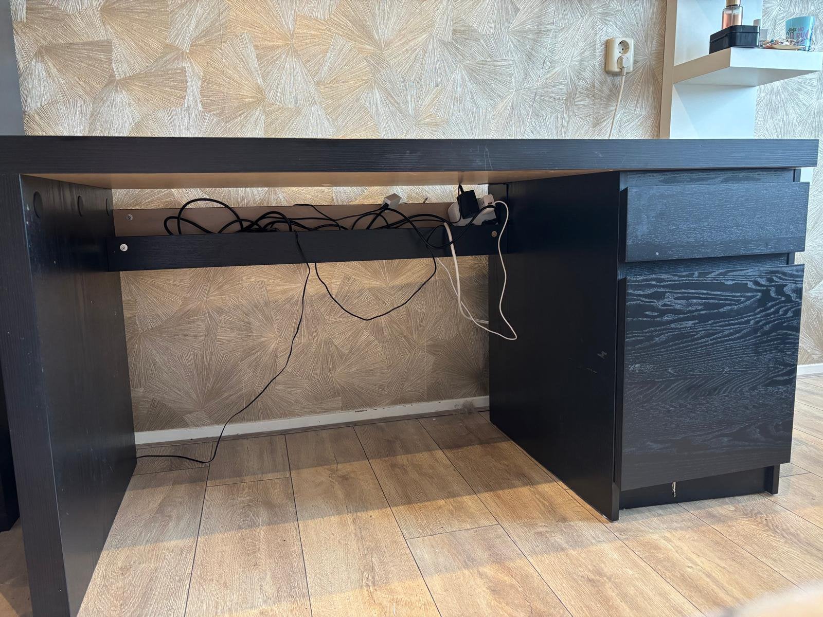 IKEA MALM bureau bruin/zwart – 140 x 65 cm, Ophalen, Gebruikt, 65 cm, IKEA