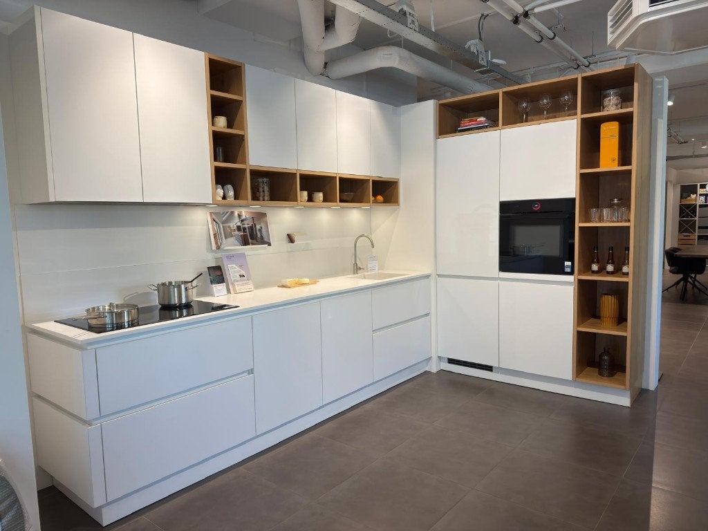 Showroomkeuken Schuller kristalwit & eiken fineer & Bosch, Ophalen, Overige materialen, Wit, Nieuw