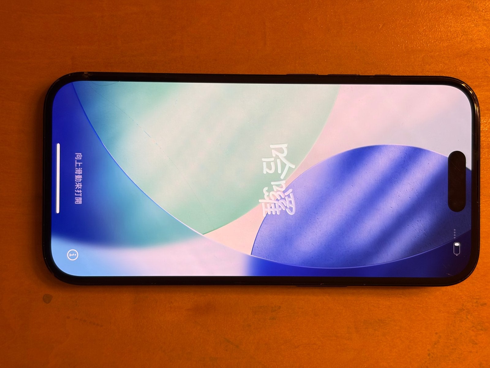 iPhone 15 128GB met barst, scherm werkt nog goed, Telecommunicatie, Mobiele telefoons | Apple iPhone, IPhone 15, Zwart, Ophalen of Verzenden