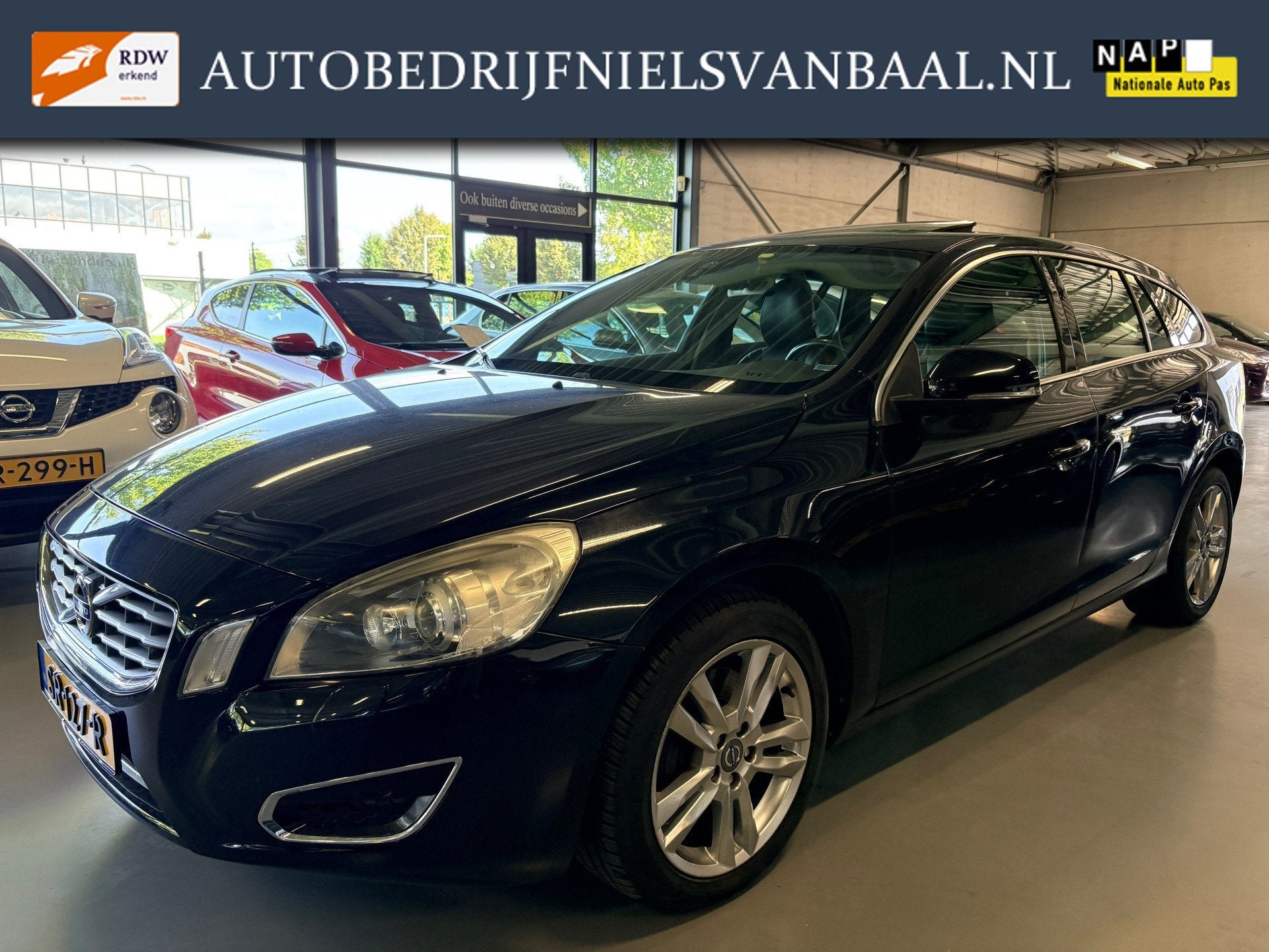 Volvo V60 2.0T Summum Clima/Navi/PDC/Leder/Schuifdak/Trekh., 1502 kg, Zwart, 4 cilinders, Zwart