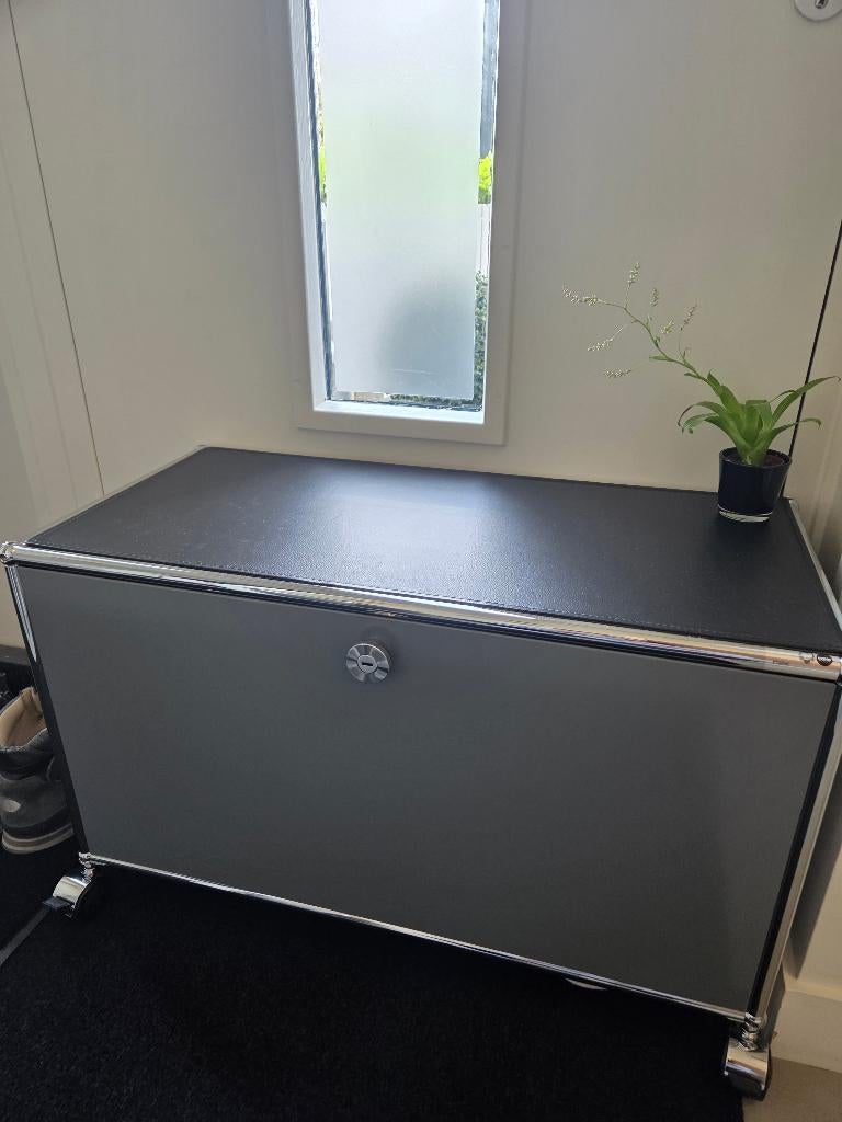 Usm Haller audio/ tv kasten, Huis en Inrichting, Kasten | Dressoirs, Ophalen, Met klep(pen), 50 tot 100 cm, Zo goed als nieuw