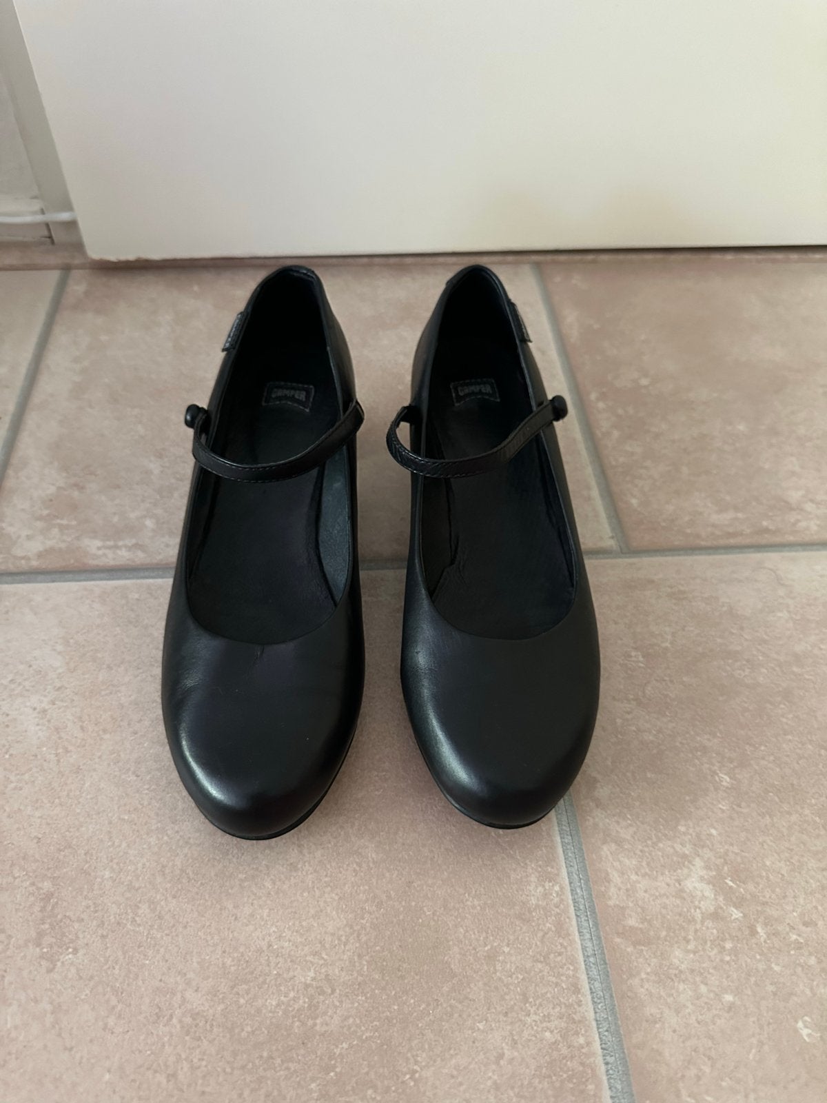Camper Helena Zwarte Klassieke Hakken - Maat 38, Kleding | Dames, Pumps, Zwart, Ophalen of Verzenden, Zo goed als nieuw