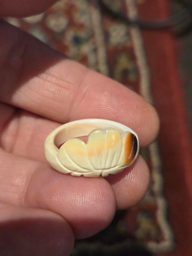 Schelp ring met bloemmotief, Overige materialen, Beige, Ophalen of Verzenden, Zo goed als nieuw