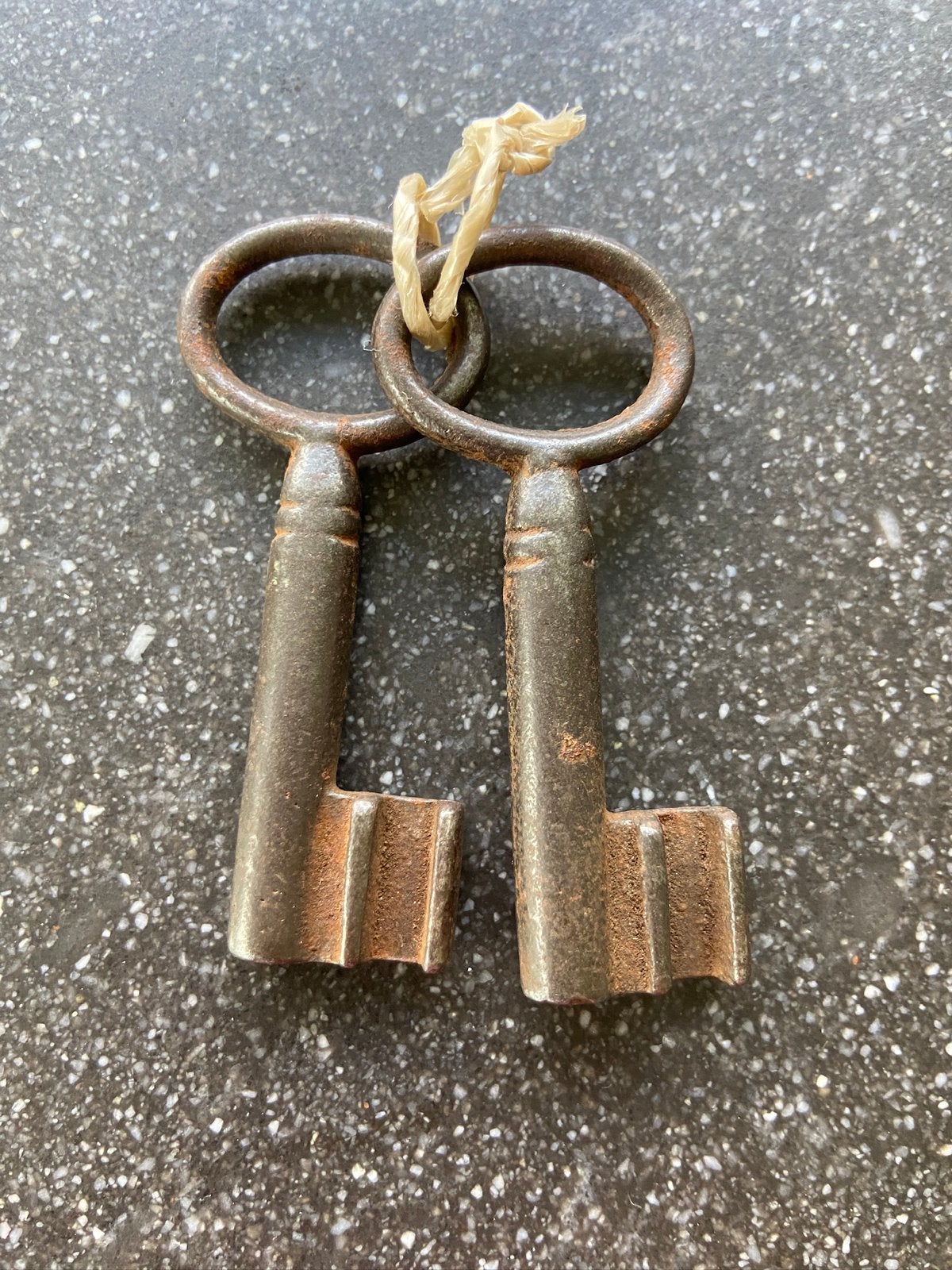 2 mooie oude antieke metalen sleutels decoratief, Ophalen of Verzenden