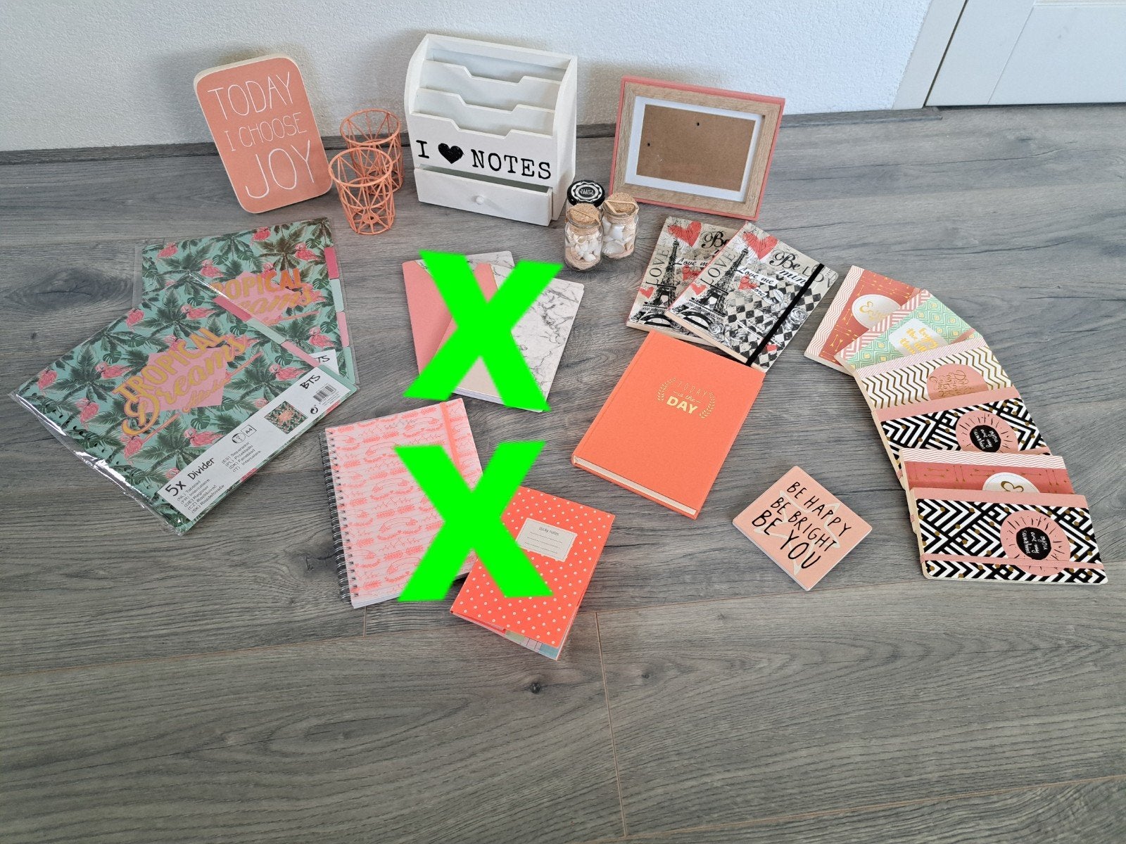 schoolspullen waaronder veel nieuwe schriften, fotolijst etc, Ophalen of Verzenden