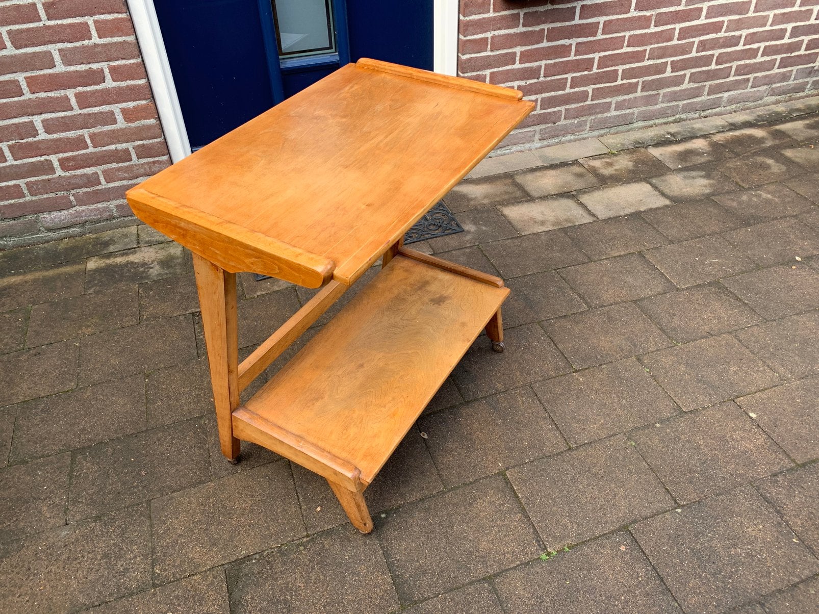Vintage teak bijzettafel op koperen wieltjes, Ophalen, Gebruikt, 55 tot 75 cm, 60 cm of meer