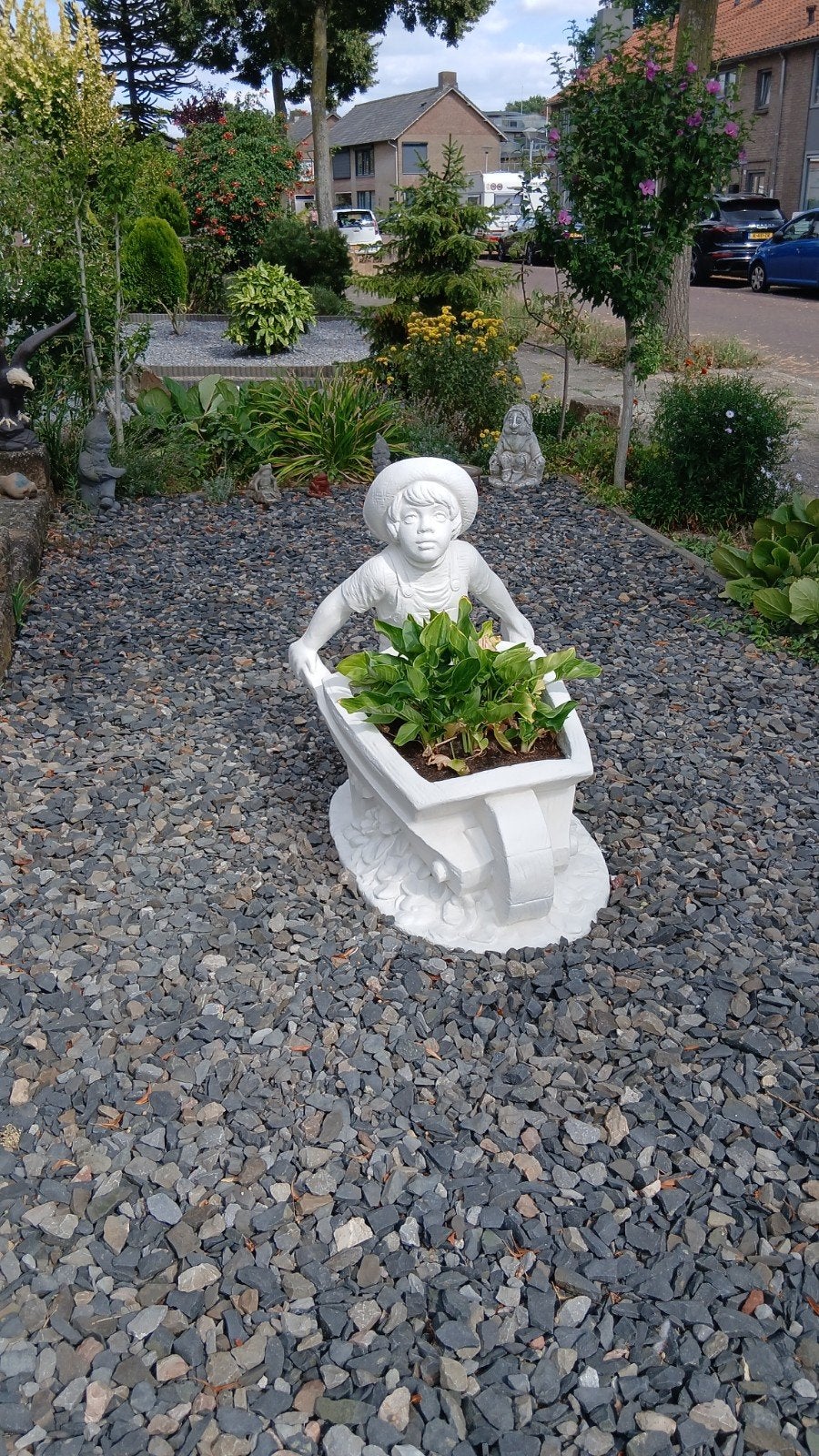 Tuinbeeld Beton  bloembak jongen met kruiwagen, Tuin en Terras, Ophalen of Verzenden