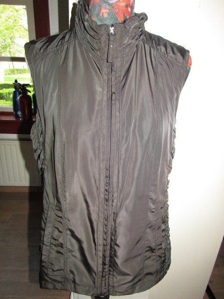 F1558 Barbara Lebek mt 40 bodywarmer zwart gedrapeerd dun, Maat 38/40 (M), Verzenden, Zwart, Zo goed als nieuw