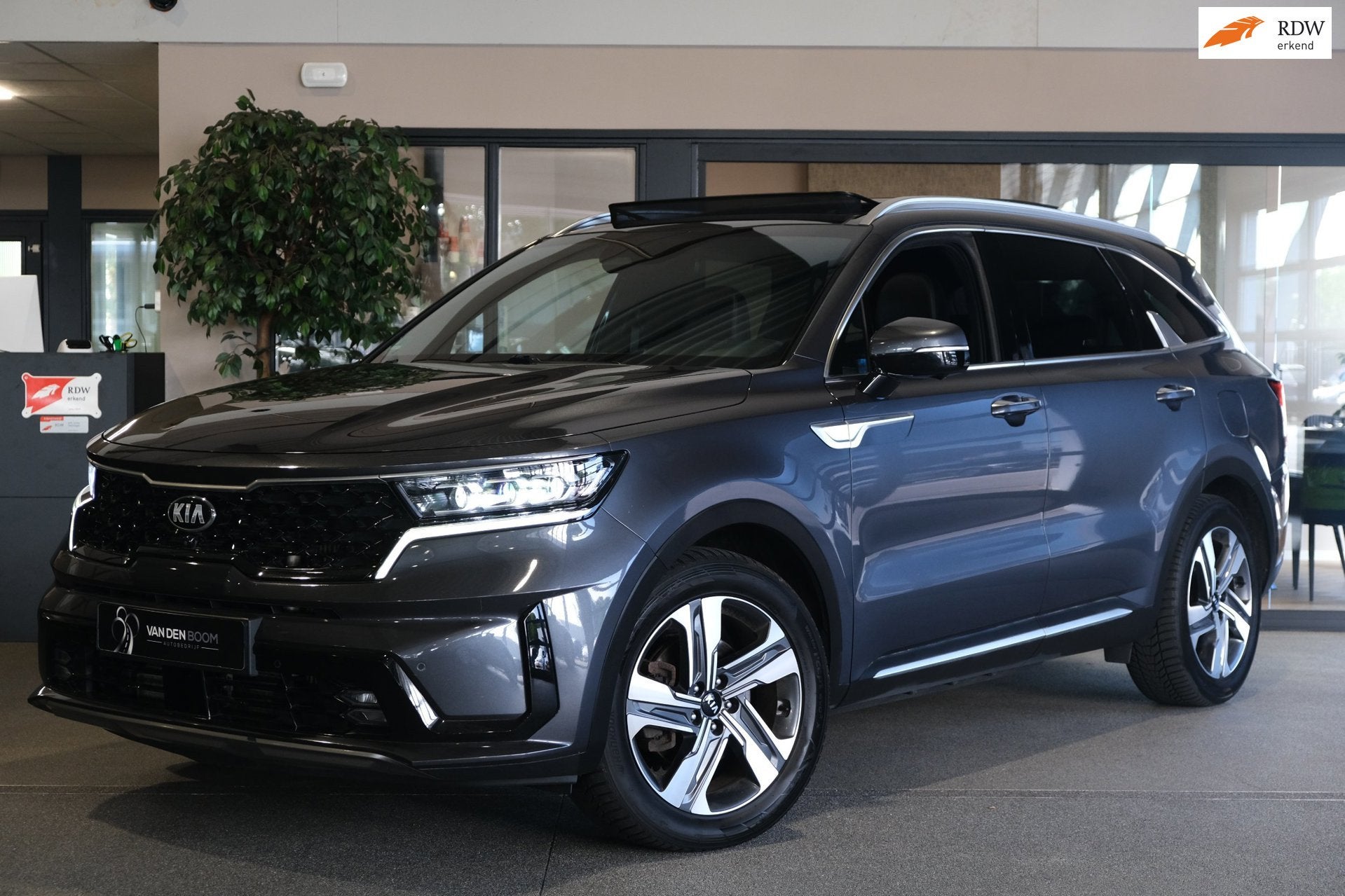 Kia Sorento 1.6 T-GDI Plug-in Hybrid 4WD Leder Pano Led Trek, Auto's, Kia, Dealer onderhouden, Zwart, 4 cilinders, Hybride Elektrisch/Benzine