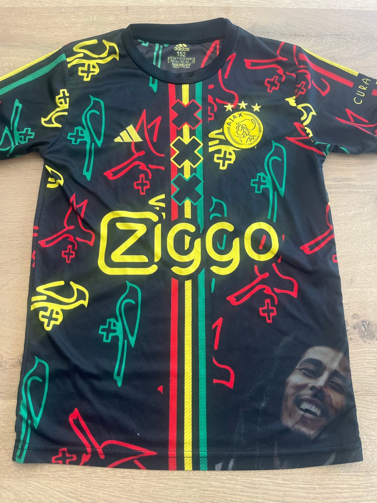 Ajax Bob Marley Voetbalshirt - Maat 152, Kleding | Heren, Ophalen of Verzenden, Gedragen, Overige maten, Meerkleurig