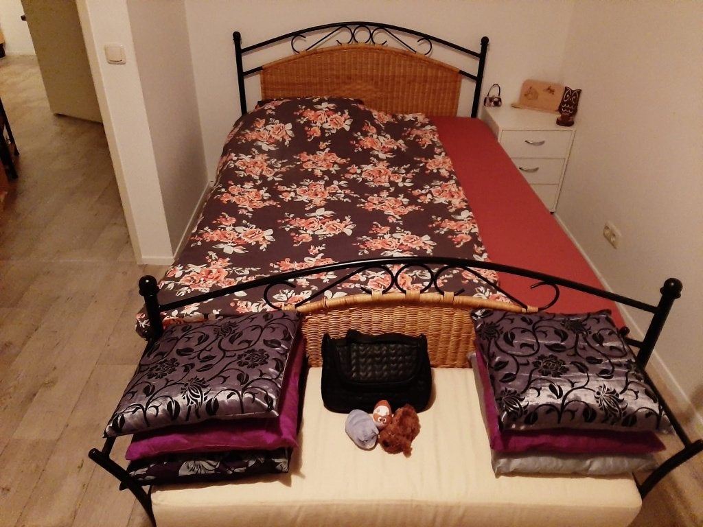 Mooi twee persoonsbed te koop, is reeds uit elkaar gehaald, Huis en Inrichting, Ophalen, Gebruikt, Zwart, Tweepersoons