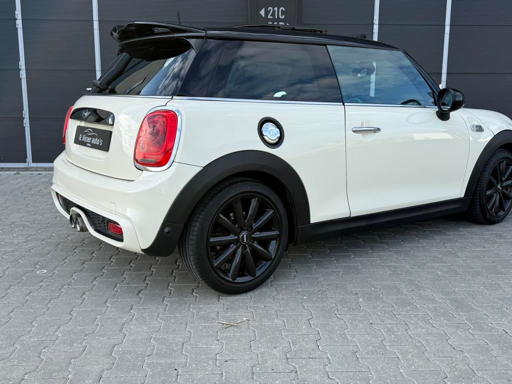 Mini Cooper S JCW 2.0 2015 Pano/headup/Leder/JCW/H&K/, Voorwielaandrijving, Zwart, 4 cilinders, 4 stoelen