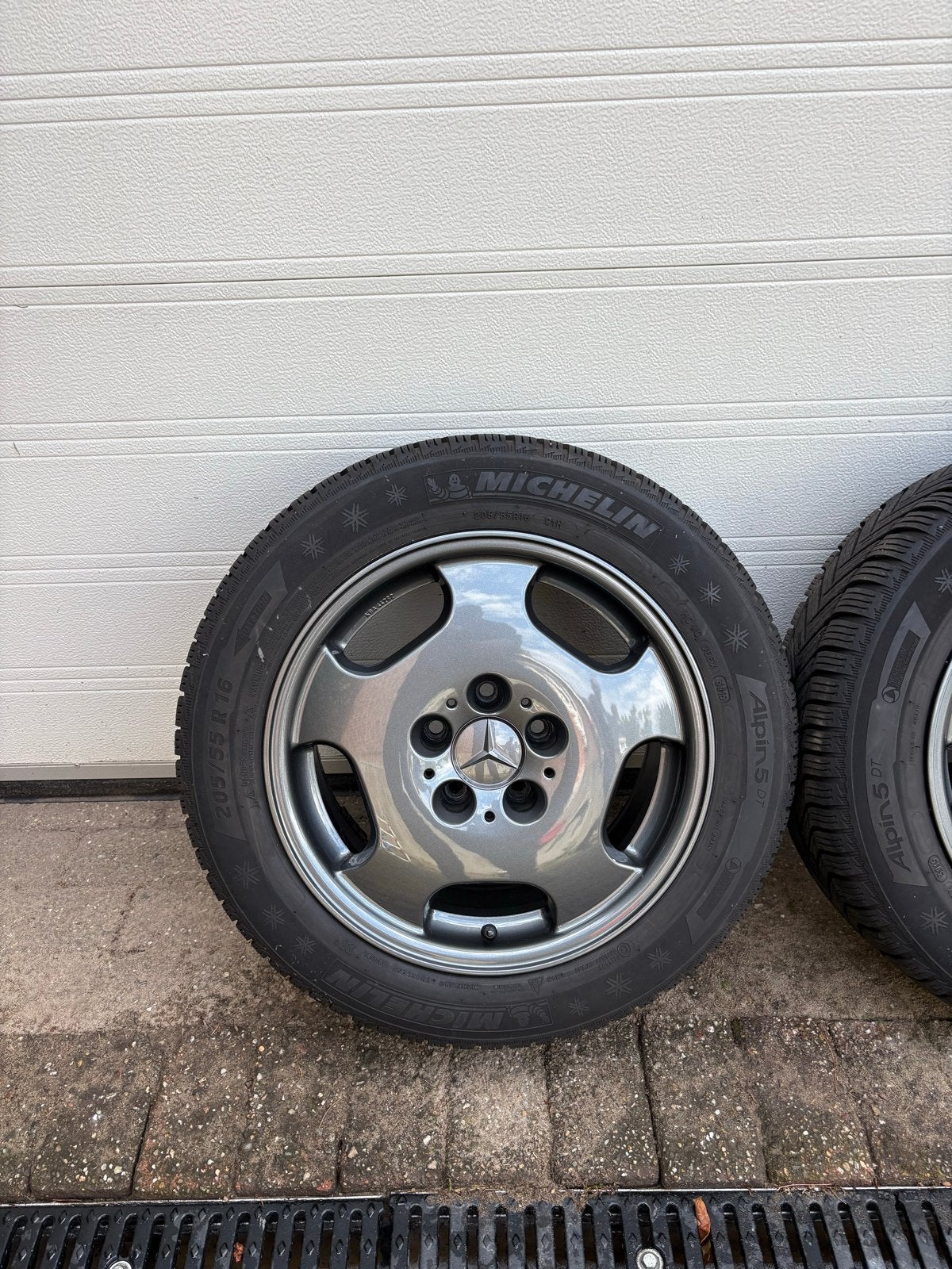 Mercedes 16 inch velgen met Michelin winterbanden 205 55 16, Auto-onderdelen, Banden en Velgen, Banden en Velgen, Winterbanden