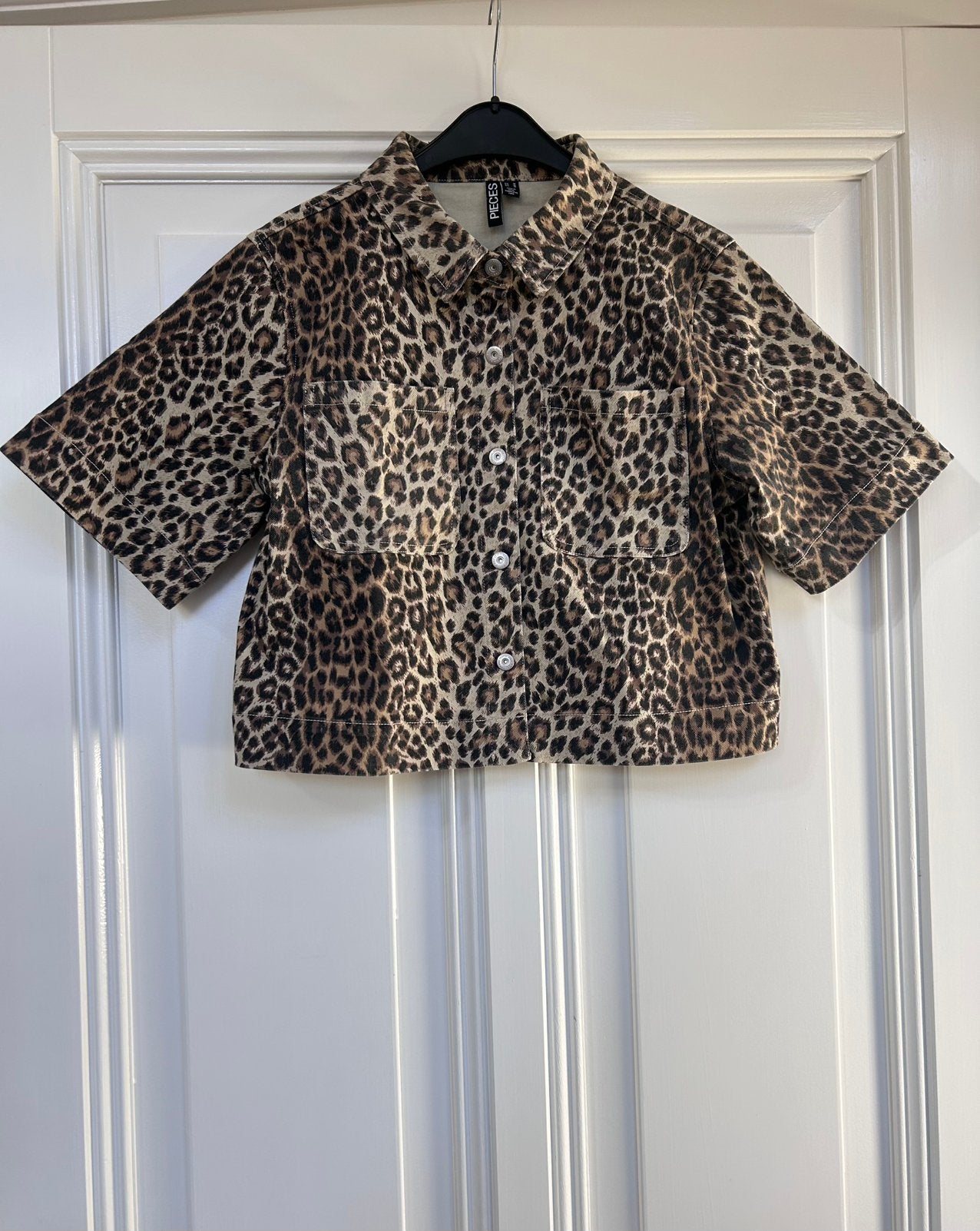 Pieces Leopard (spijker) jasje korte mouw maat M Nieuw, Maat 38/40 (M), Bruin, Nieuw, Ophalen of Verzenden