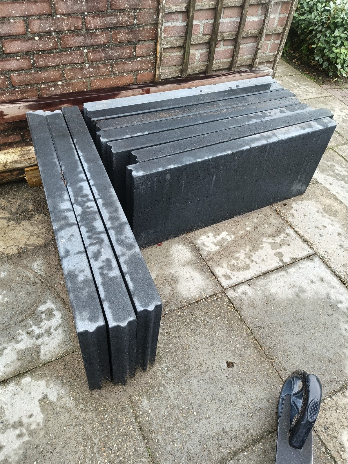 Zwarte betonnen banden nieuw. 40 cm hoog 1meter lang, Ophalen, Overige typen, Zo goed als nieuw, 10 m² of meer