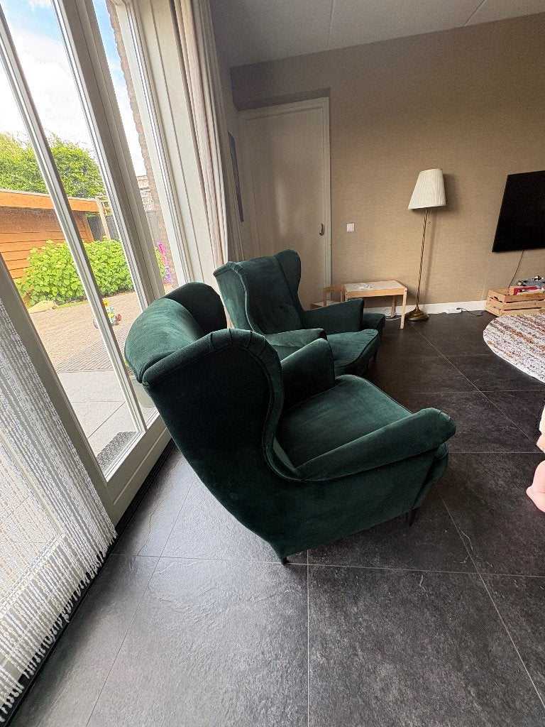 Twee IKEA Strandmon oorfauteuil en voetenbank, velours groen, Ophalen, Zo goed als nieuw, 75 tot 100 cm, 50 tot 75 cm