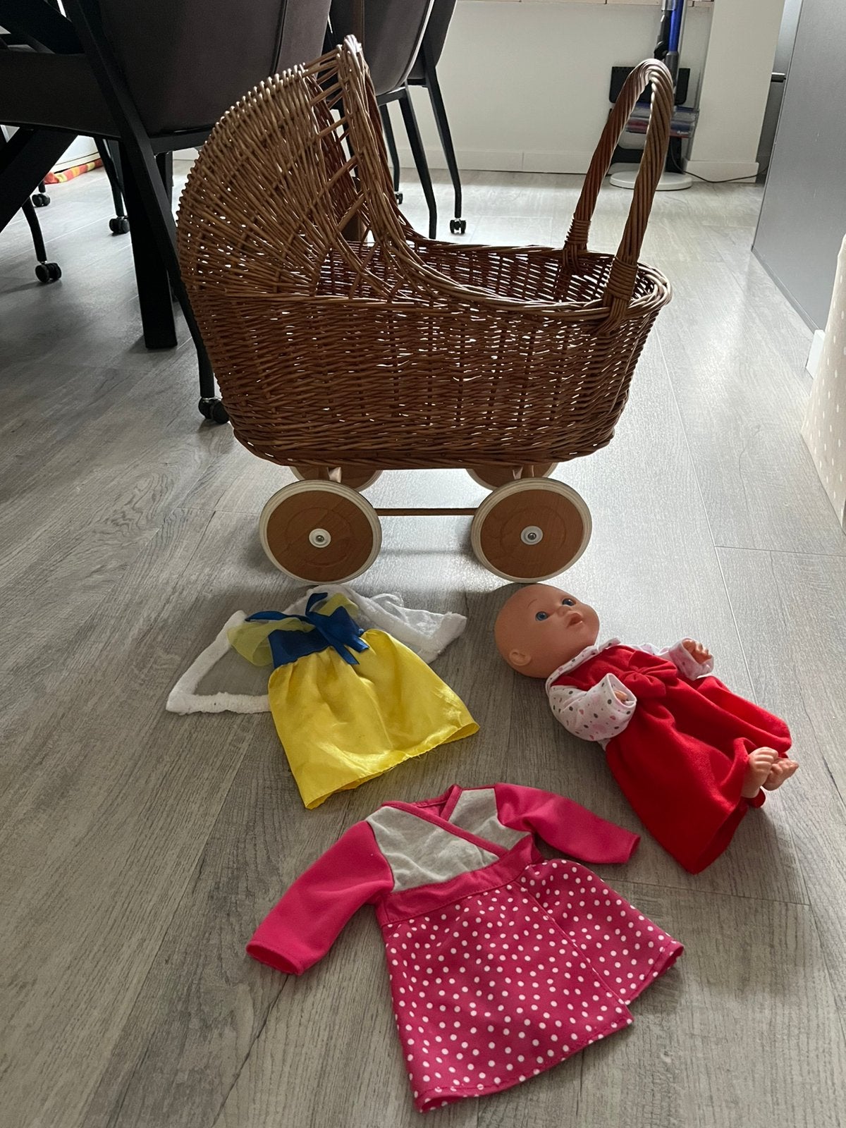 Baby Annabel + rieten wagentje + kleertjes, Ophalen, Zo goed als nieuw, Babypop